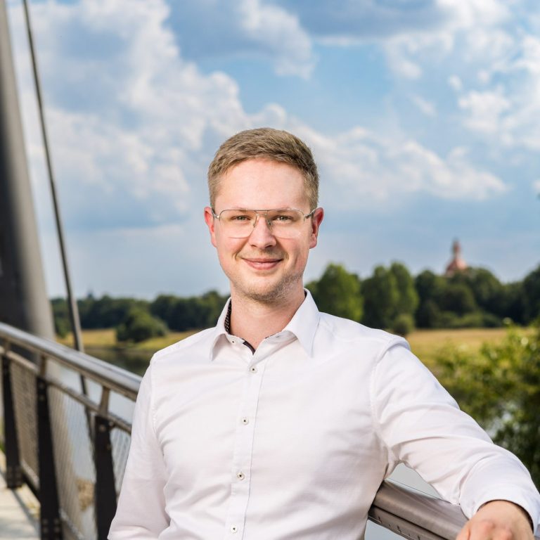 Inhaber Max Virkus Freundlich lächelnder junger Mann. Der Inhaber von Hub & Spoke, Max Virkus.